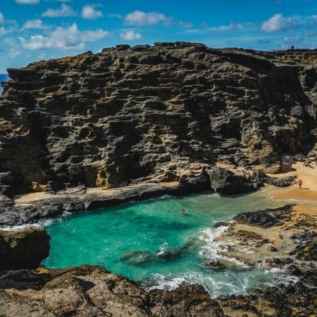 halona blowhole cove and lookout