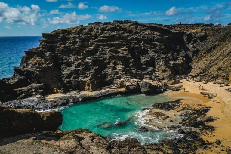 halona blowhole cove and lookout